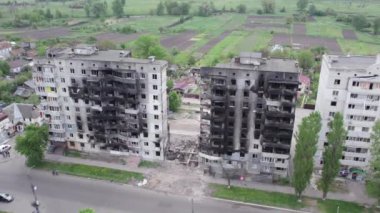 Bu stok videosu Ukrayna 'daki savaşın sonucunu gösteriyor. Bucha, Borodyanka' da yıkılan bir yerleşim yeri.