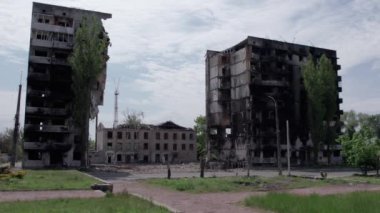 Bu stok videosu Ukrayna 'daki savaşın sonucunu gösteriyor. Bucha, Borodyanka' da yıkılan bir yerleşim yeri.