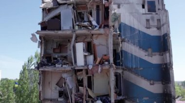 Bu stok videosu Ukrayna 'daki savaşın sonucunu gösteriyor. Bucha, Borodyanka' da yıkılan bir yerleşim yeri.