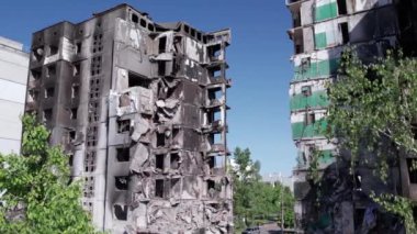Bu stok videosu Ukrayna 'daki savaşın sonucunu gösteriyor. Bucha, Borodyanka' da yıkılan bir yerleşim yeri.