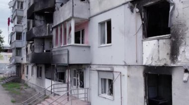 Bu stok videosu Ukrayna 'daki savaşın sonucunu gösteriyor. Bucha, Borodyanka' da yıkılan bir yerleşim yeri.