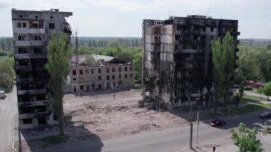 Bu stok videosu Ukrayna 'daki savaşın sonucunu gösteriyor. Bucha, Borodyanka' da yıkılan bir yerleşim yeri.