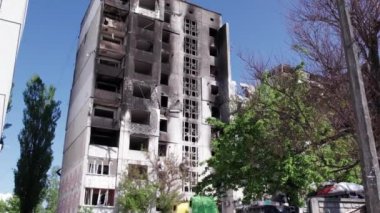 Bu stok videosu Ukrayna 'daki savaşın sonucunu gösteriyor. Bucha, Borodyanka' da yıkılan bir yerleşim yeri.