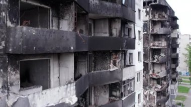 Bu stok videosu Ukrayna 'daki savaşın sonucunu gösteriyor. Bucha, Borodyanka' da yıkılan bir yerleşim yeri.