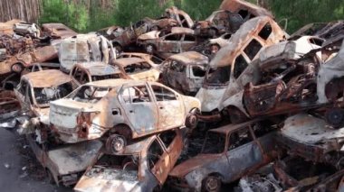 Bu video Irpin, Bucha 'da bir çöp yığını ve yanmış arabaları gösteriyor.