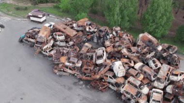 Bu video Irpin, Bucha 'da bir çöp yığını ve yanmış arabaları gösteriyor.