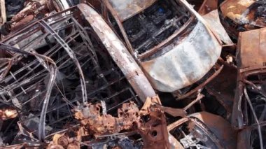 Bu video Irpin, Bucha 'da bir çöp yığını ve yanmış arabaları gösteriyor.