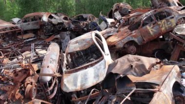 Bu video Irpin, Bucha 'da bir çöp yığını ve yanmış arabaları gösteriyor.