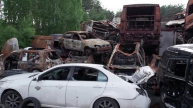 Bu video Irpin, Bucha 'da bir çöp yığını ve yanmış arabaları gösteriyor.