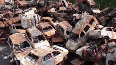 Bu video Irpin, Bucha 'da bir çöp yığını ve yanmış arabaları gösteriyor.