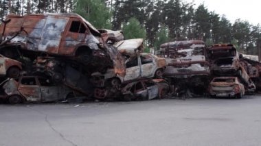 Bu video Irpin, Bucha 'da bir çöp yığını ve yanmış arabaları gösteriyor.