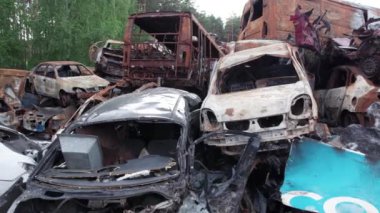 Bu video Irpin, Bucha 'da bir çöp yığını ve yanmış arabaları gösteriyor.