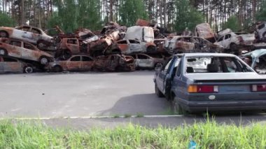 Bu video Irpin, Bucha 'da bir çöp yığını ve yanmış arabaları gösteriyor.