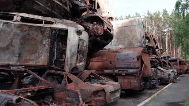 비디오는 지구어 핀에서 과불타는 차들의 쓰레기장을 있습니다 — 비디오