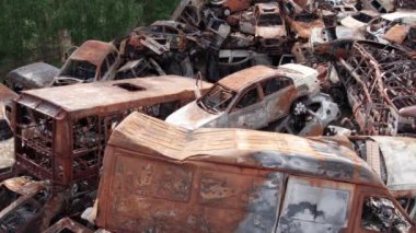 Bu video Irpin, Bucha 'da bir çöp yığını ve yanmış arabaları gösteriyor.