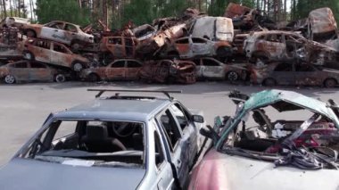 Bu video Irpin, Bucha 'da bir çöp yığını ve yanmış arabaları gösteriyor.