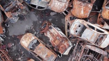 Bu video Irpin, Bucha 'da bir çöp yığını ve yanmış arabaları gösteriyor.