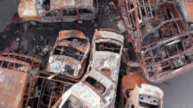 Bu video Irpin, Bucha 'da bir çöp yığını ve yanmış arabaları gösteriyor.