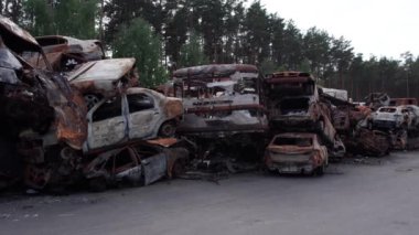 Bu video Irpin, Bucha 'da bir çöp yığını ve yanmış arabaları gösteriyor.