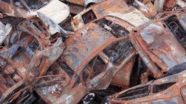 Bu video Irpin, Bucha 'da bir çöp yığını ve yanmış arabaları gösteriyor.