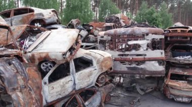 Bu video Irpin, Bucha 'da bir çöp yığını ve yanmış arabaları gösteriyor.