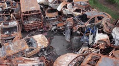 Bu video Irpin, Bucha 'da bir çöp yığını ve yanmış arabaları gösteriyor.