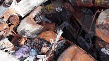 Bu video Irpin, Bucha 'da bir çöp yığını ve yanmış arabaları gösteriyor.