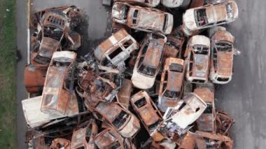 Bu video Irpin, Bucha 'da bir çöp yığını ve yanmış arabaları gösteriyor.