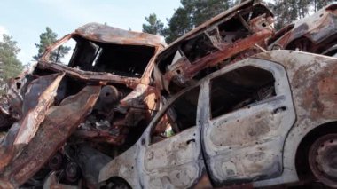 Bu video Irpin, Bucha 'da bir çöp yığını ve yanmış arabaları gösteriyor.