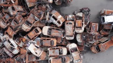 Bu video Irpin, Bucha 'da bir çöp yığını ve yanmış arabaları gösteriyor.