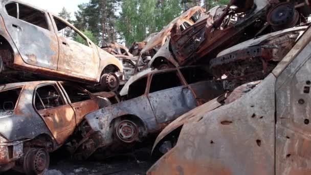 Tőzsdei Videó Egy Rakás Felgyújtott Autót Mutat Irpin Ben Bucha — Stock videók