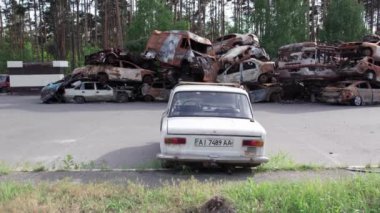 Bu video Irpin, Bucha 'da bir çöp yığını ve yanmış arabaları gösteriyor.