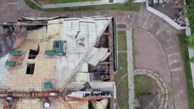 Bu video Stoyanka, Bucha, Ukrayna 'da savaştan zarar görmüş bir binayı gösteriyor.