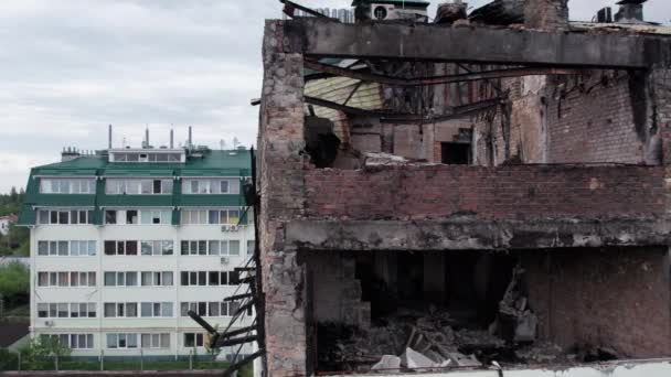 Den Här Videon Visar Krigshärjad Byggnad Stoyanka Bucha Distriktet Ukraina — Stockvideo