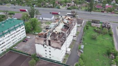 Bu video Stoyanka, Bucha, Ukrayna 'da savaştan zarar görmüş bir binayı gösteriyor.