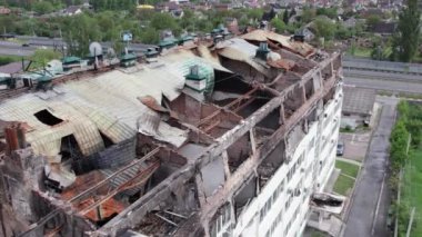 Bu video Stoyanka, Bucha, Ukrayna 'da savaştan zarar görmüş bir binayı gösteriyor.