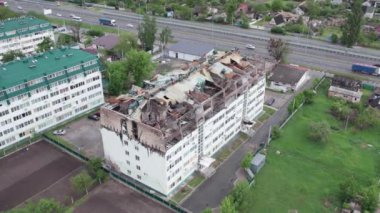 Bu video Stoyanka, Bucha, Ukrayna 'da savaştan zarar görmüş bir binayı gösteriyor.
