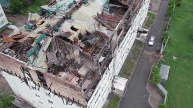 Bu video Stoyanka, Bucha, Ukrayna 'da savaştan zarar görmüş bir binayı gösteriyor.