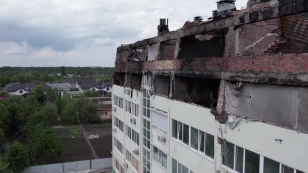 비디오는 우크라이나 스토얀 전쟁으로 파괴된 건물을 보여준다 — 비디오