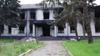 Bu stok videosu Ukrayna 'daki savaş sonrasını gösteriyor. Borodyanka, Kyiv bölgesindeki polis karakolunun yıkılması ve yakılması.