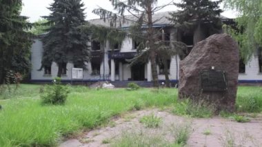 Bu stok videosu Ukrayna 'daki savaş sonrasını gösteriyor. Borodyanka, Kyiv bölgesindeki polis karakolunun yıkılması ve yakılması.