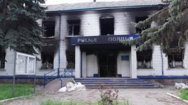 Bu stok videosu Ukrayna 'daki savaş sonrasını gösteriyor. Borodyanka, Kyiv bölgesindeki polis karakolunun yıkılması ve yakılması.