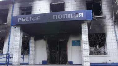 Bu stok videosu Ukrayna 'daki savaş sonrasını gösteriyor. Borodyanka, Kyiv bölgesindeki polis karakolunun yıkılması ve yakılması.
