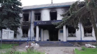 Bu stok videosu Ukrayna 'daki savaş sonrasını gösteriyor. Borodyanka, Kyiv bölgesindeki polis karakolunun yıkılması ve yakılması.