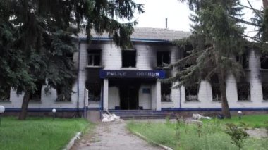 Bu stok videosu Ukrayna 'daki savaş sonrasını gösteriyor. Borodyanka, Kyiv bölgesindeki polis karakolunun yıkılması ve yakılması.