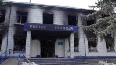 Bu stok videosu Ukrayna 'daki savaş sonrasını gösteriyor. Borodyanka, Kyiv bölgesindeki polis karakolunun yıkılması ve yakılması.