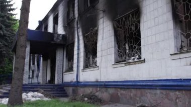 Bu stok videosu Ukrayna 'daki savaş sonrasını gösteriyor. Borodyanka, Kyiv bölgesindeki polis karakolunun yıkılması ve yakılması.