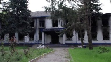 Bu stok videosu Ukrayna 'daki savaş sonrasını gösteriyor. Borodyanka, Kyiv bölgesindeki polis karakolunun yıkılması ve yakılması.