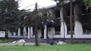 Bu stok videosu Ukrayna 'daki savaş sonrasını gösteriyor. Borodyanka, Kyiv bölgesindeki polis karakolunun yıkılması ve yakılması.