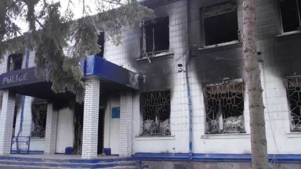 비디오는 우크라이나 내전의 여파를 주는데 우크라이나 산카에 경찰서 파괴되고 불태워졌다 — 비디오